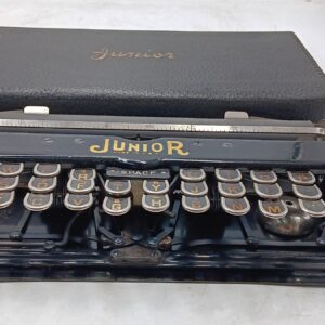 Máquina de Escribir Junior con estuche original.